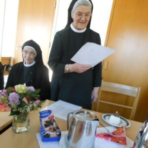 Im frohen Schwesternkreis feiert unsere Sr. Claudia ihren 80. Geburtstag am 23.7.2018