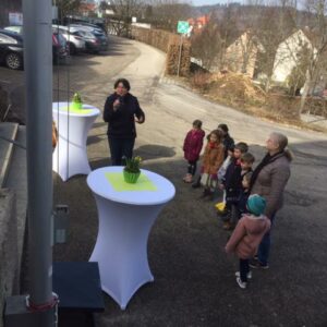 Zu Kindern hatte Sr. Irmgard immer einen besonderen Zugang. So gratulieren ihr die Kinder des benachbarten Kindergartens Eden zum 80. Geburtstag am 24. Februar 2021