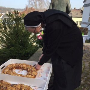 Zu Kindern hatte Sr. Irmgard immer einen besonderen Zugang. So gratulieren ihr die Kinder des benachbarten Kindergartens Eden zum 80. Geburtstag am 24. Februar 2021